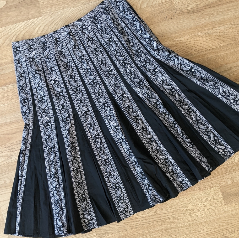Embroidered skirt